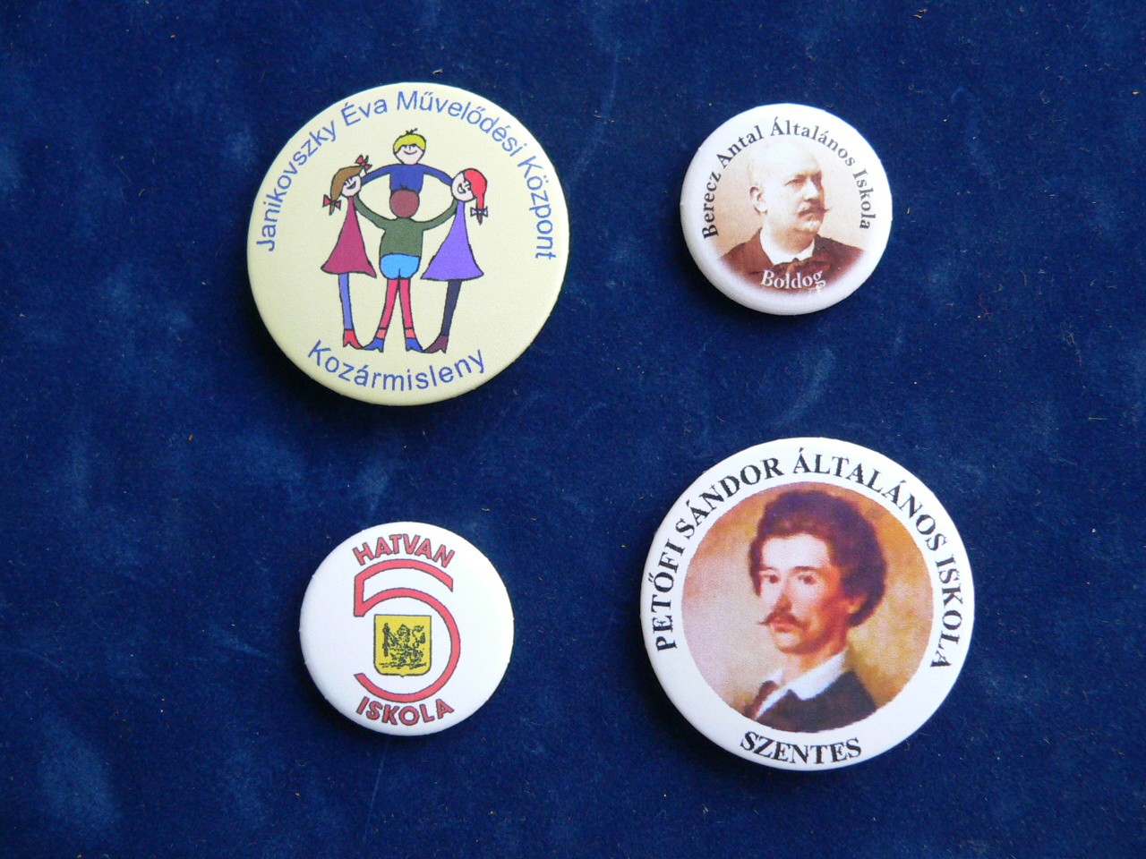 26mm-es és 40mm-es pop-kitűző, pop kitűzők, popkitűzők